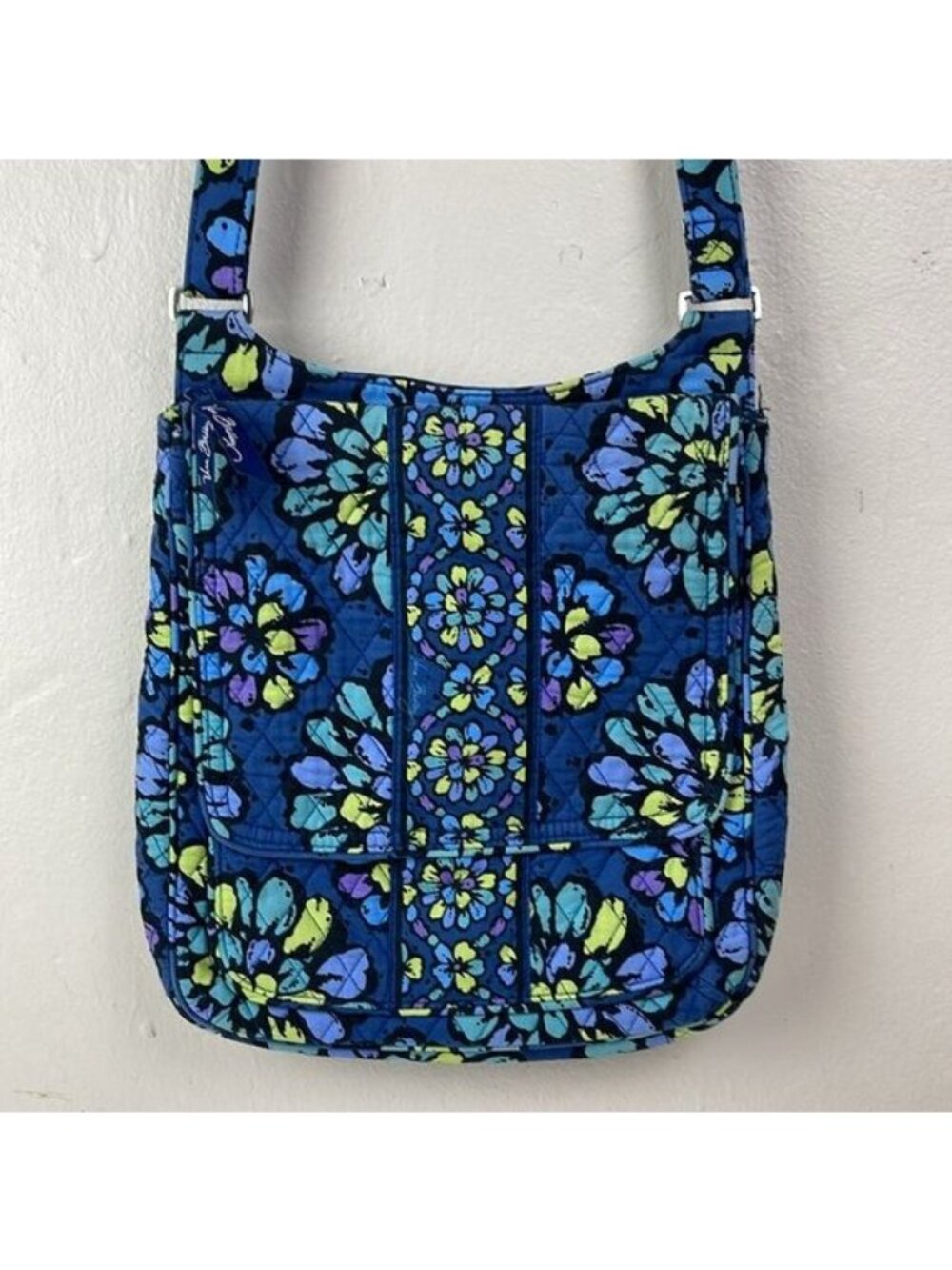 Vera Bradley Indigo Pop Mailbag Crossbody Purse blue floral Fits a book/tablet